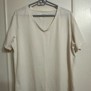 Women’s Cream V-Neck T-Shirt - Short Sleeved
Size 14W